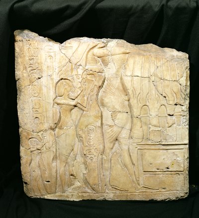 Fragment de relief représentant Akhenaton suivi de Néfertiti et Méritaton devant une table d